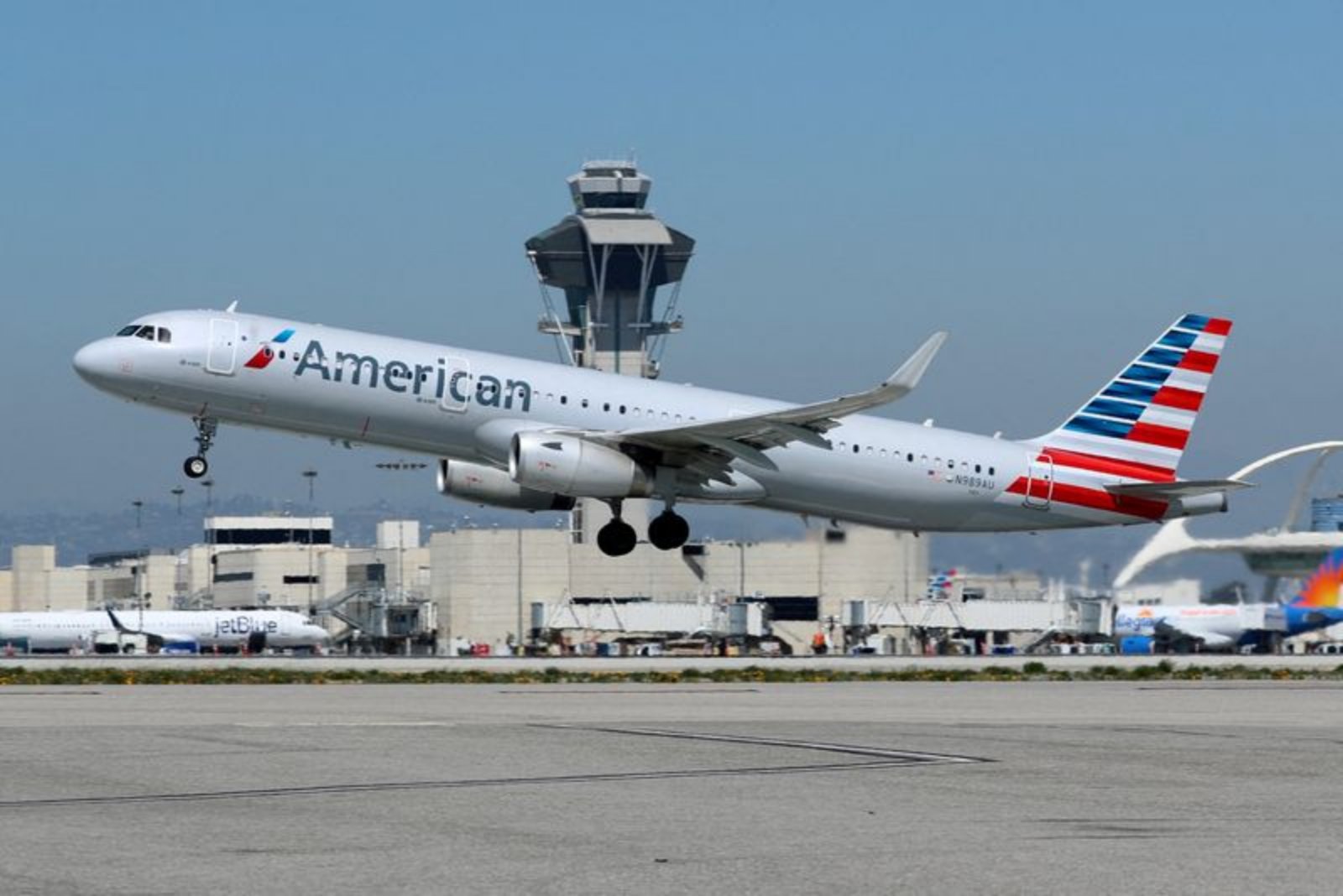American Airlines Holds Profit Guidance as Fuel Costs Rise, Citing Strong Premium and Corporate Demand