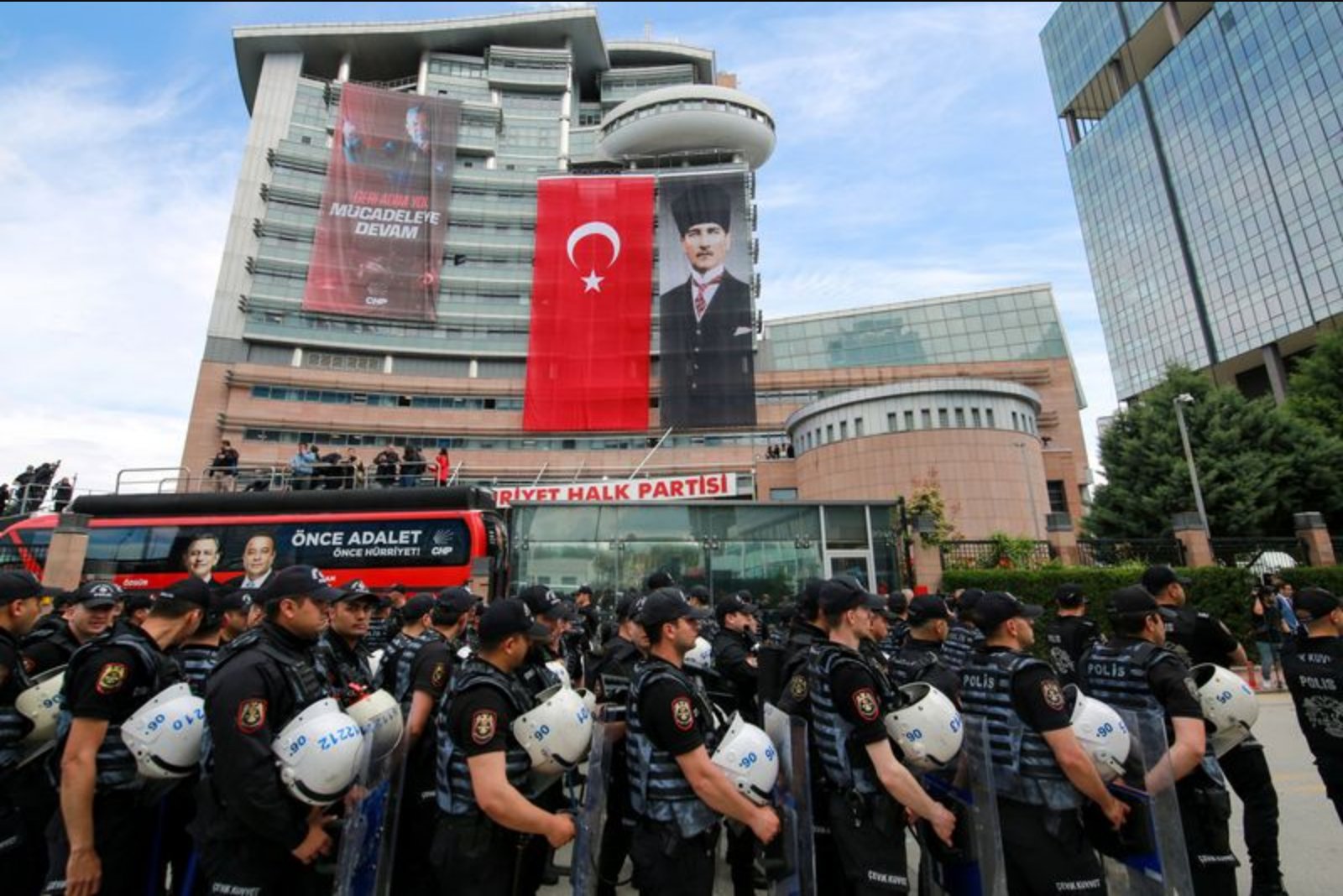 Riot Police Enter CHP Headquarters to Remove Ousted Leadership