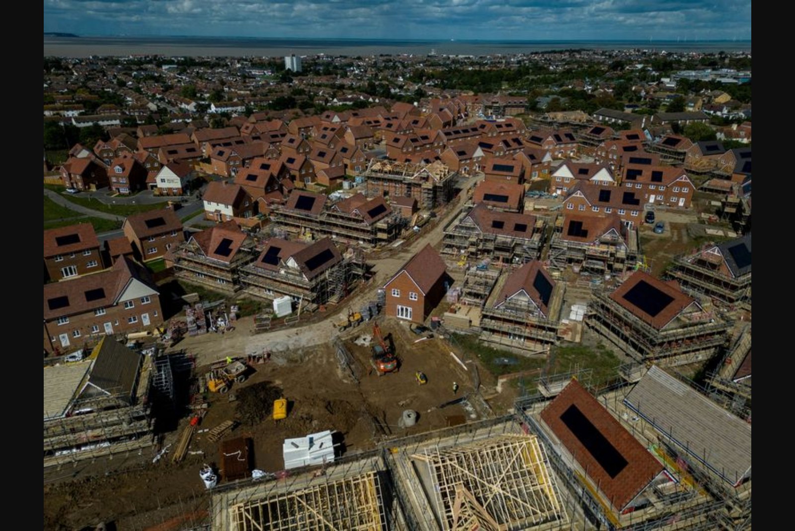 UK Buyer Demand Softens as Middle East Conflict and Energy Costs Cloud Outlook, RICS Finds