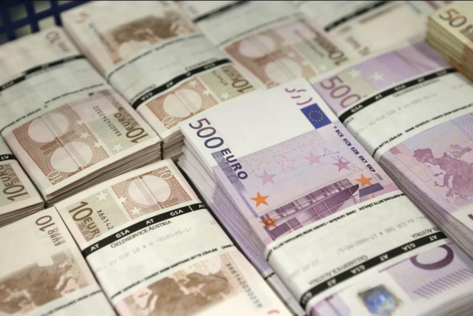 ECB Signals Risk to Banks from Proposals to Boost Euro Stablecoins