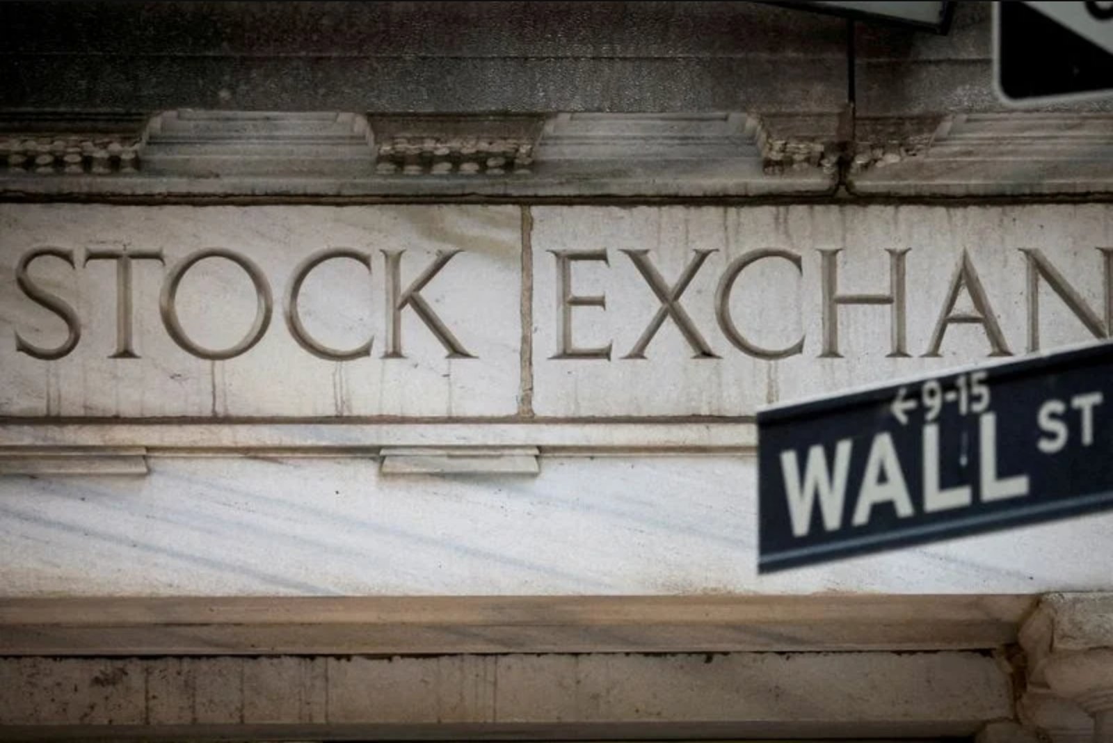 Investors Watch Fed Minutes and Early Earnings as Tech Volatility Tests Rally