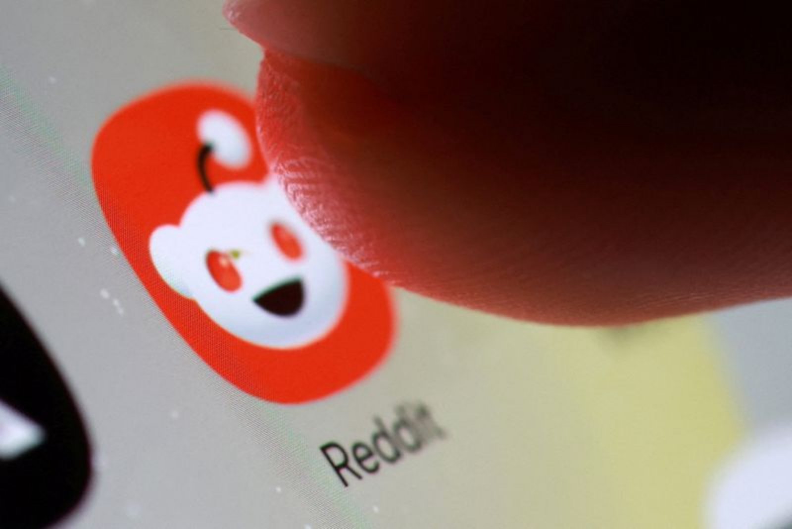 Reddit Stock Surges After AI-Powered Ad Tools Lift Revenue Outlook