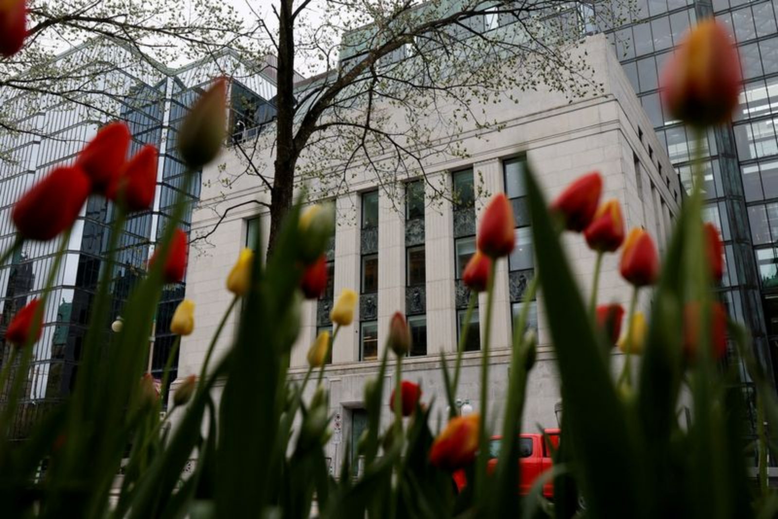 Bank of Canada Keeps Rate Steady, Warns High Oil Could Force Consecutive Hikes