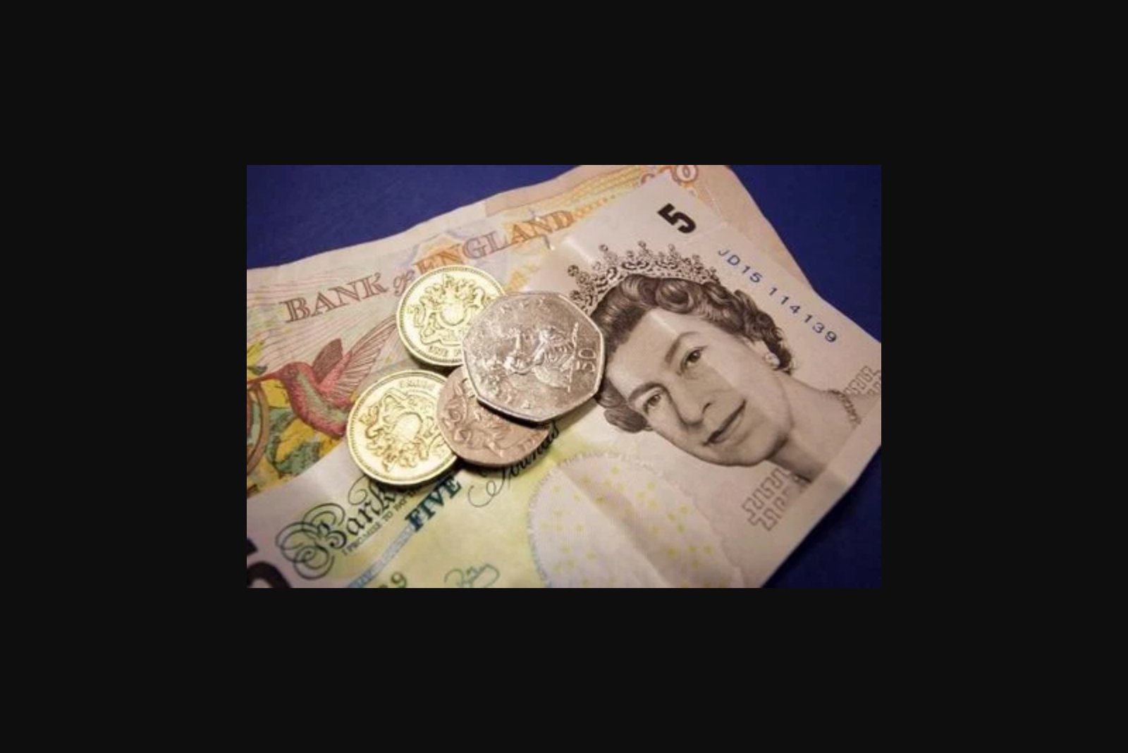 Pound Edges Lower as Risk-Off Move Boosts Yen and Franc