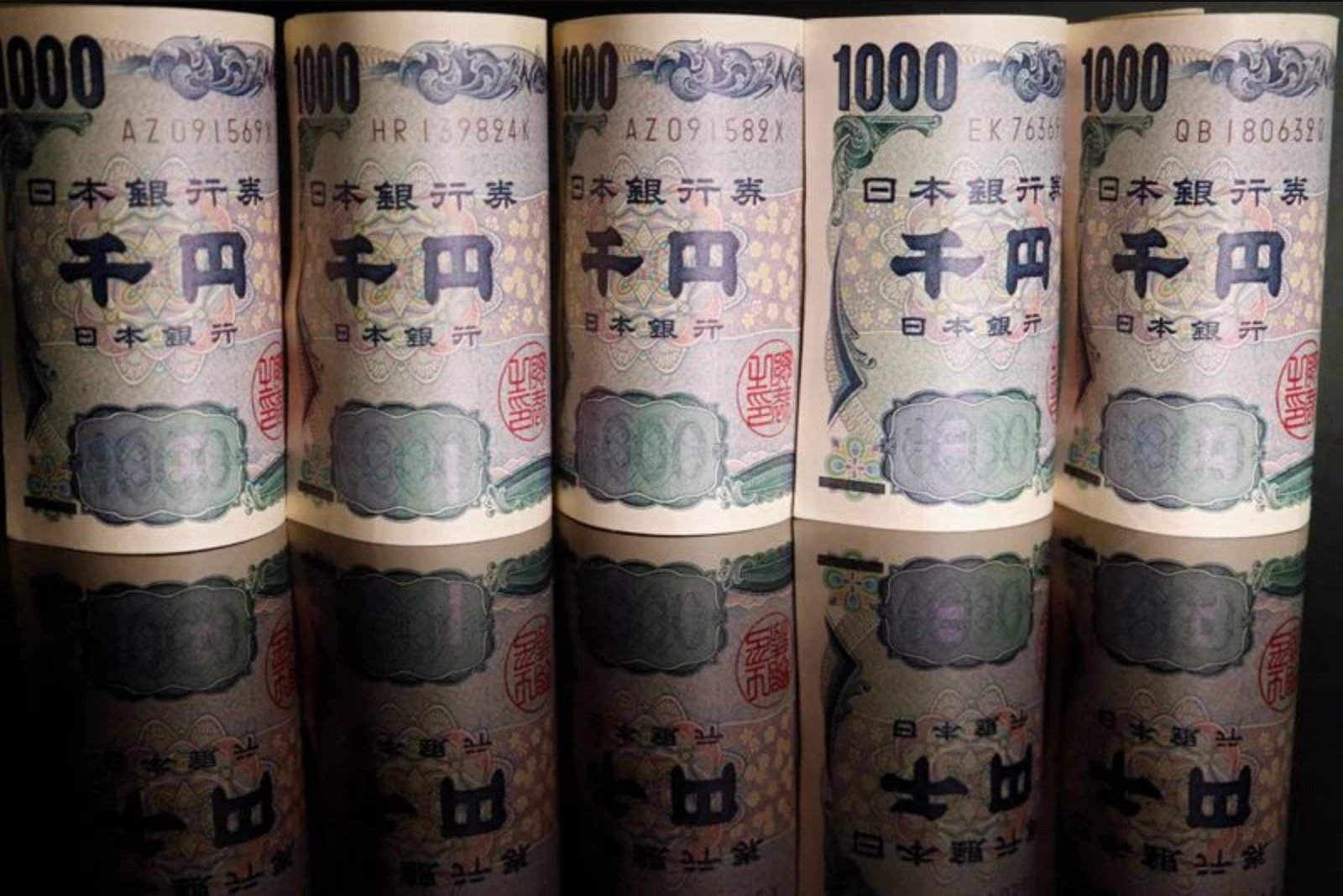 Japanese Yen Tests Critical 160 Threshold as Geopolitical Tensions Bolster US Dollar