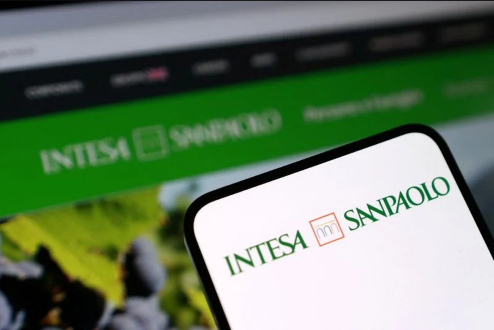 Intesa Sanpaolo launches unsolicited €30.6 billion bid for Monte dei Paschi, proposes major divestment to Unipol