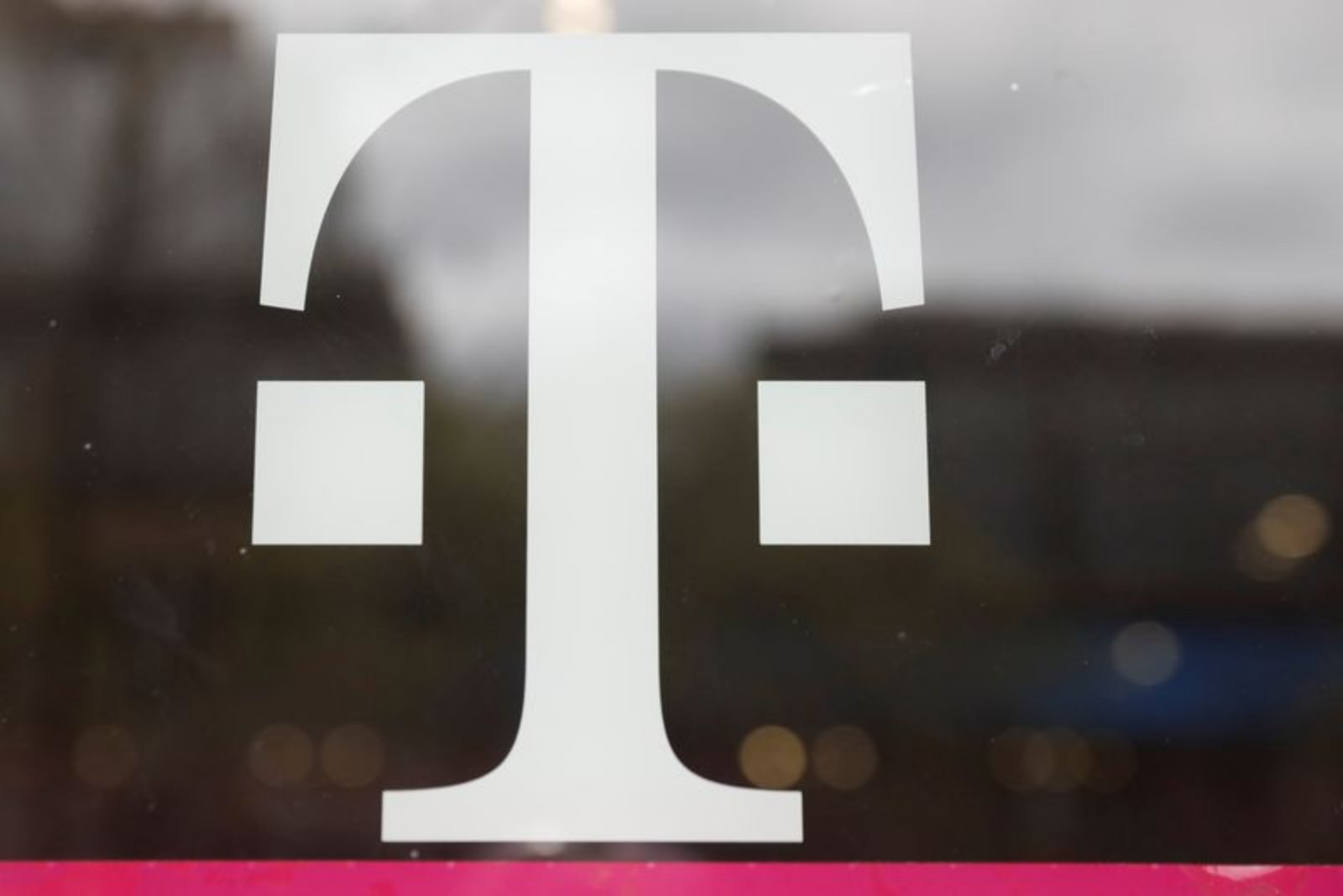 T-Mobile Falls Short of Subscriber Estimates as Rival Promotions Intensify