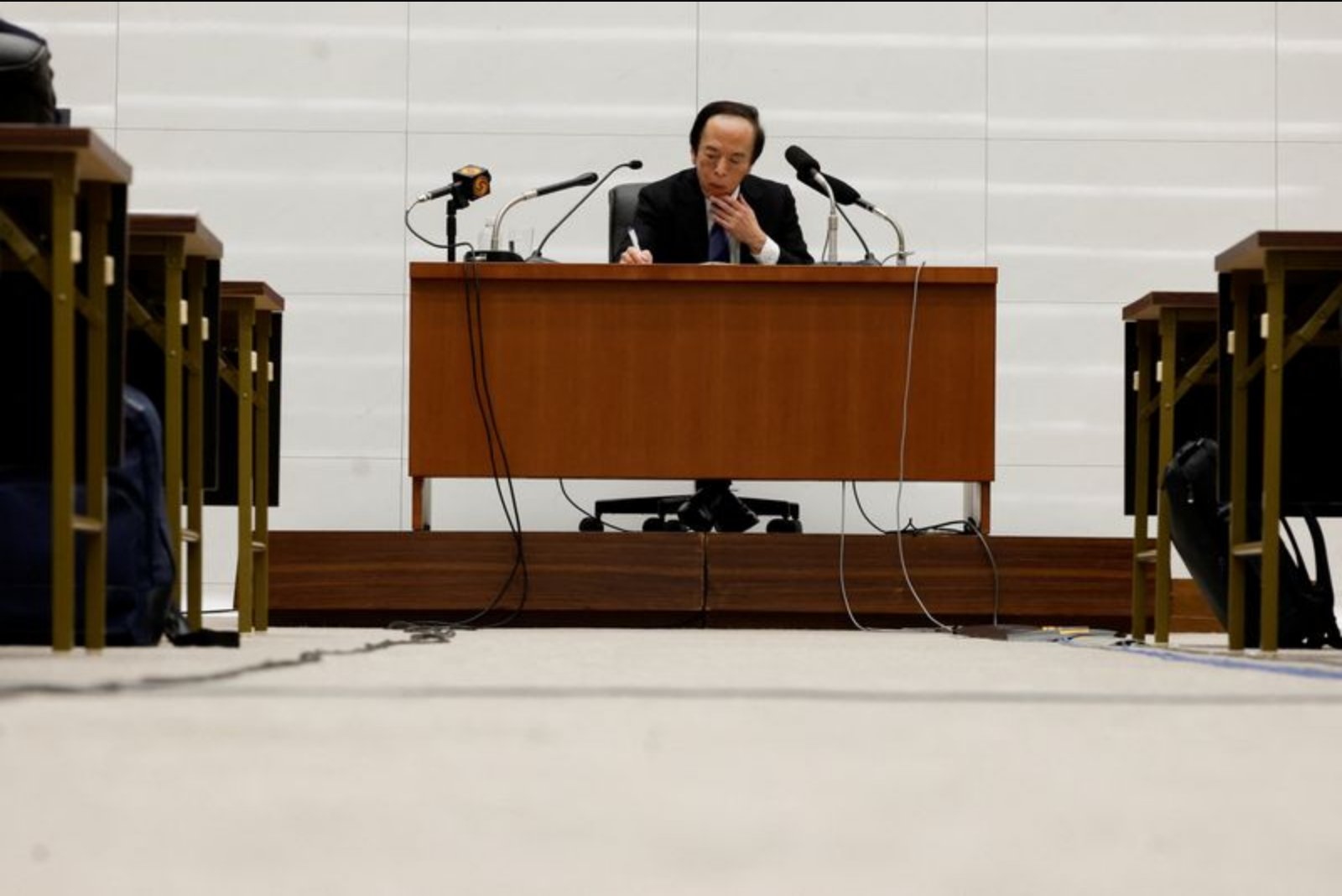 OECD Forecasts Japanese Interest Rates Reaching 2% by Late 2027