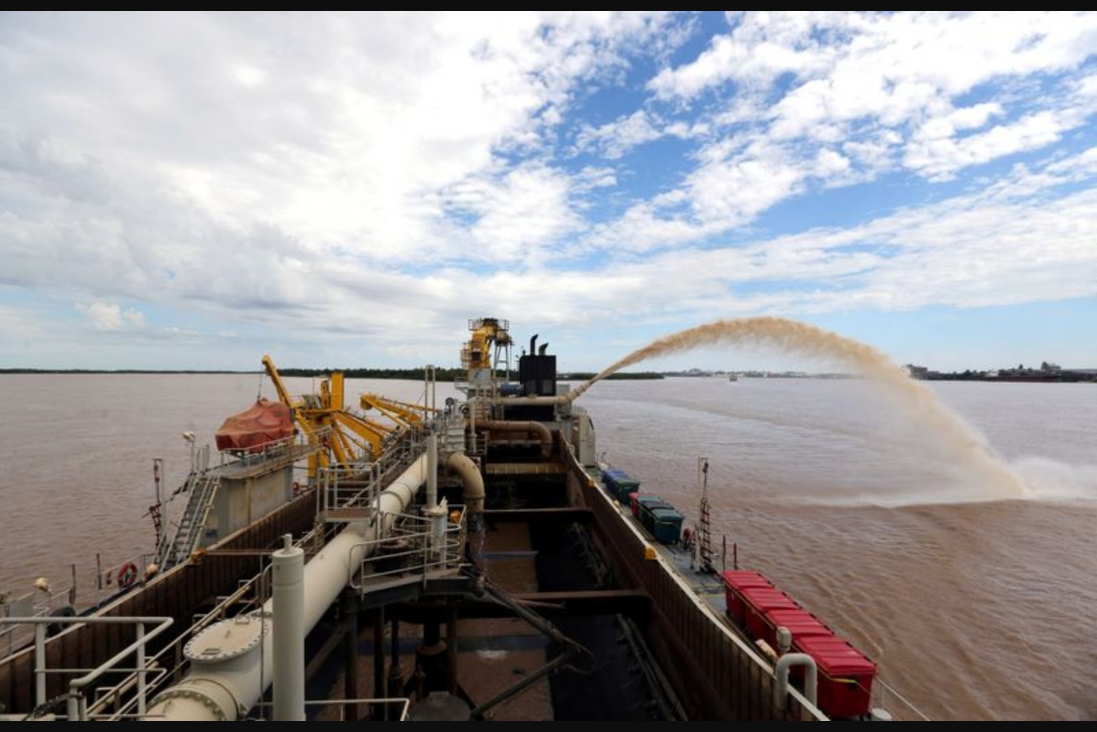 U.S. Lawmaker Flags Possible Chinese Influence in High-Stakes Parana River Dredging Bid