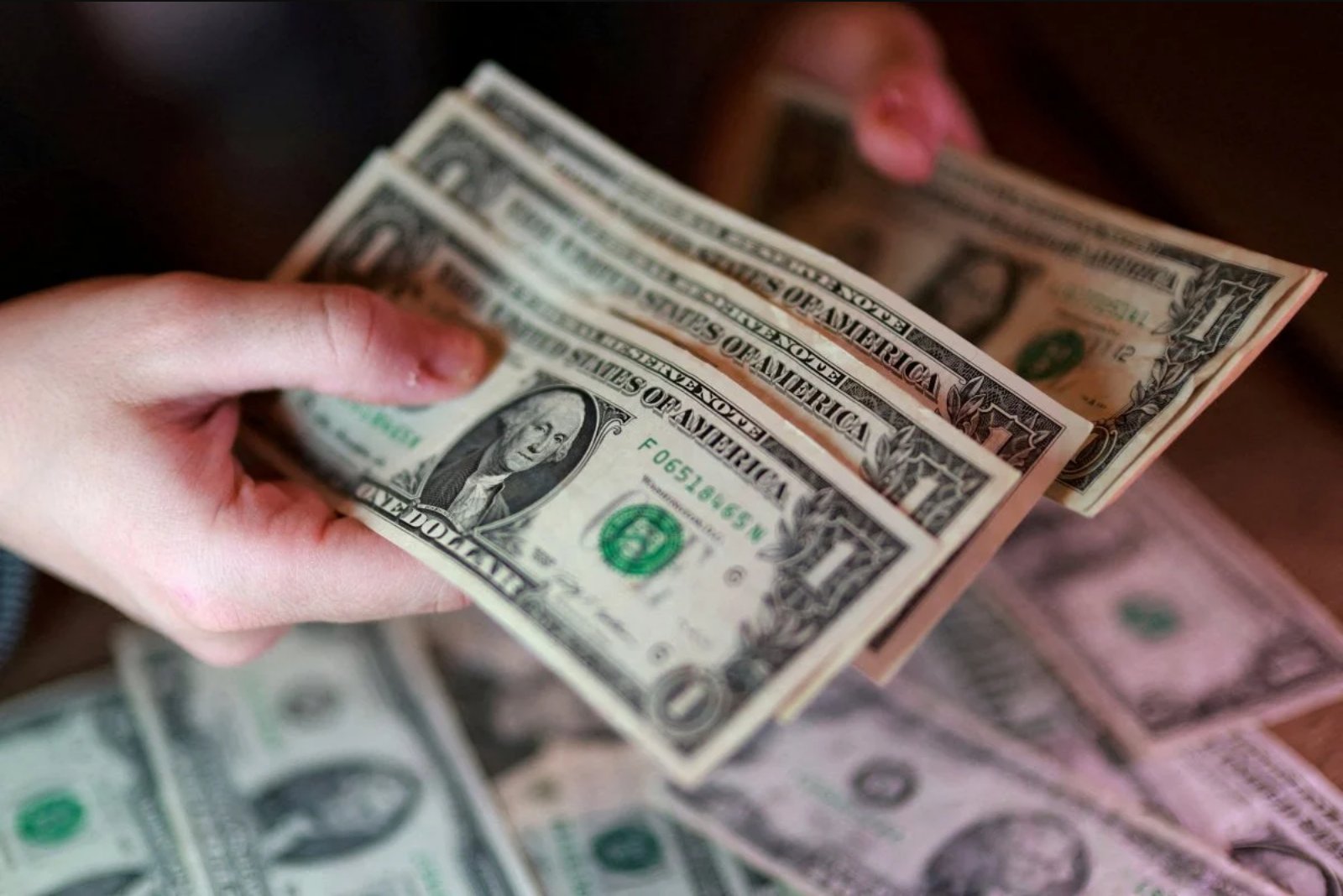 Asian Currencies Slip as Dollar Strengthens; Yen Draws Attention on GPIF Repatriation Talk